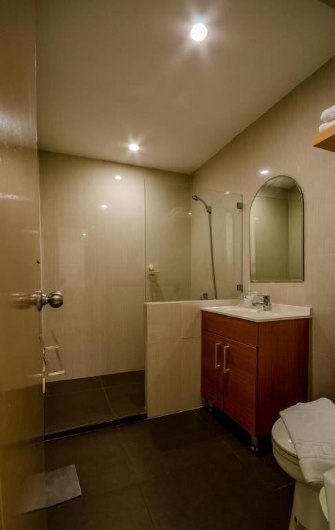 The Victor Hotel Makati City Exteriör bild
